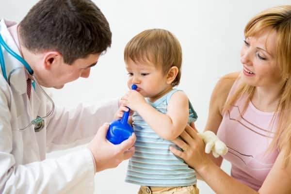Rimedi Naturali per la Sinusite: Medico Che Mostra Come Effettuare una Irrigazione Nasale